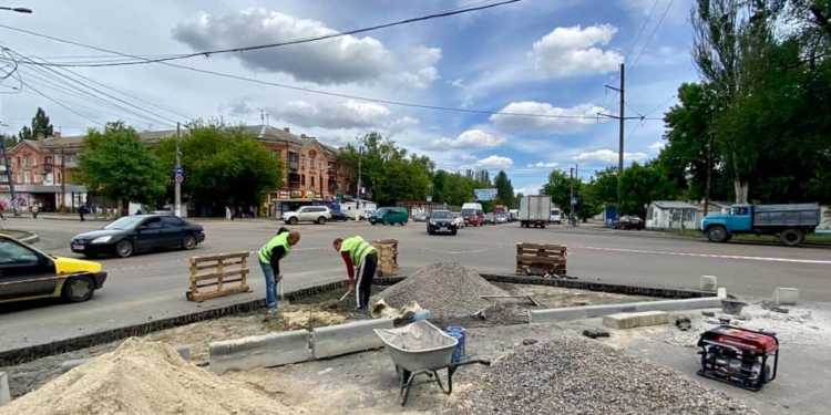 На аварийном перекрестке пр. Богоявленский – ул. Космонавтов делают «островки безопасности» (ФОТО)