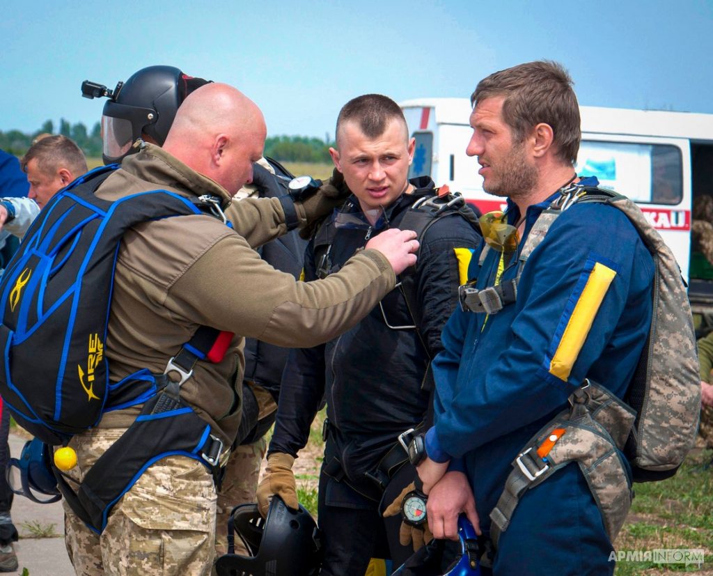 В Николаеве десантирование различной сложности отработали специалисты поисково-спасательных и парашютно-десантных служб (ФОТО) 21
