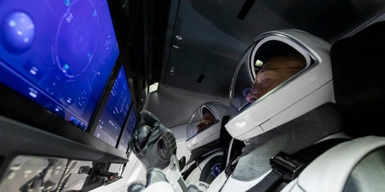 Астронавты отрепетировали первый в истории запуск пилотируемого корабля Илона Маска (ФОТО)