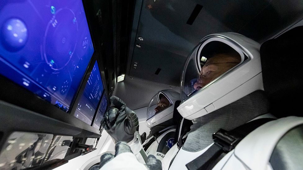 Астронавты отрепетировали первый в истории запуск пилотируемого корабля Илона Маска (ФОТО) 19
