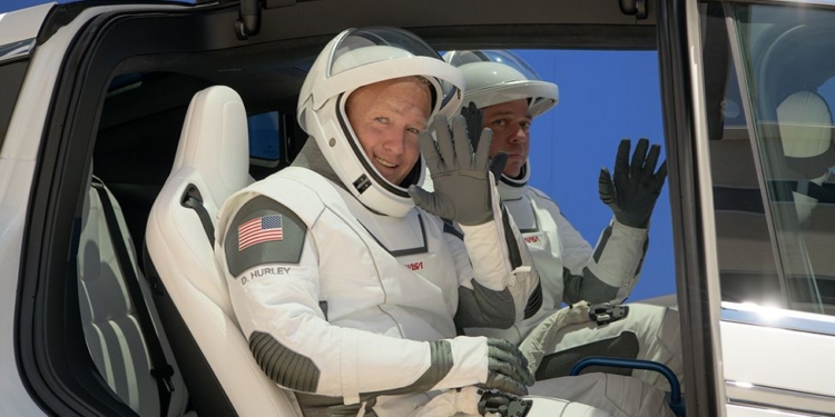 Астронавты отрепетировали первый в истории запуск пилотируемого корабля Илона Маска (ФОТО)