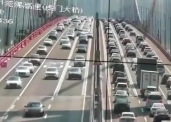 Шестиполосный мост пошел волнами под колесами сотен автомобилей (ВИДЕО)