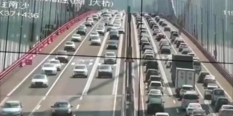 Шестиполосный мост пошел волнами под колесами сотен автомобилей (ВИДЕО)