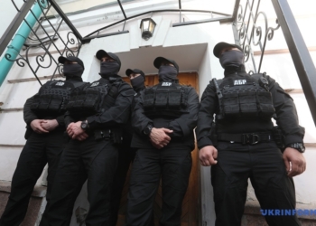 ГБР со штурмом ворвалась в музей, где проходит выставка картин из коллекции Порошенко – директор обратился в полицию (ФОТО, ВИДЕО)