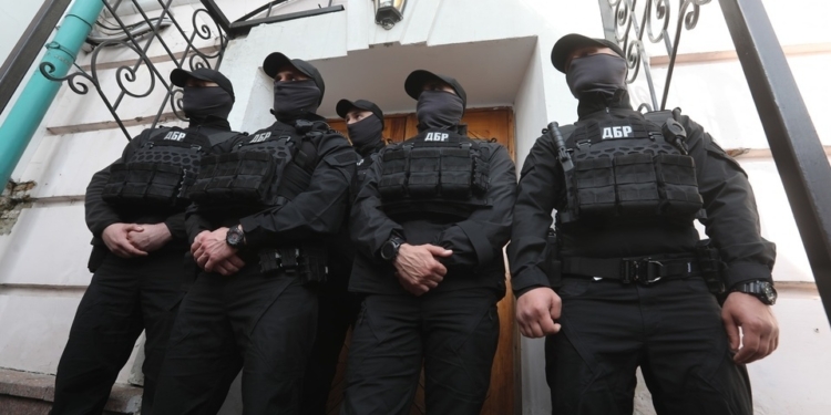 ГБР со штурмом ворвалась в музей, где проходит выставка картин из коллекции Порошенко – директор обратился в полицию (ФОТО, ВИДЕО)