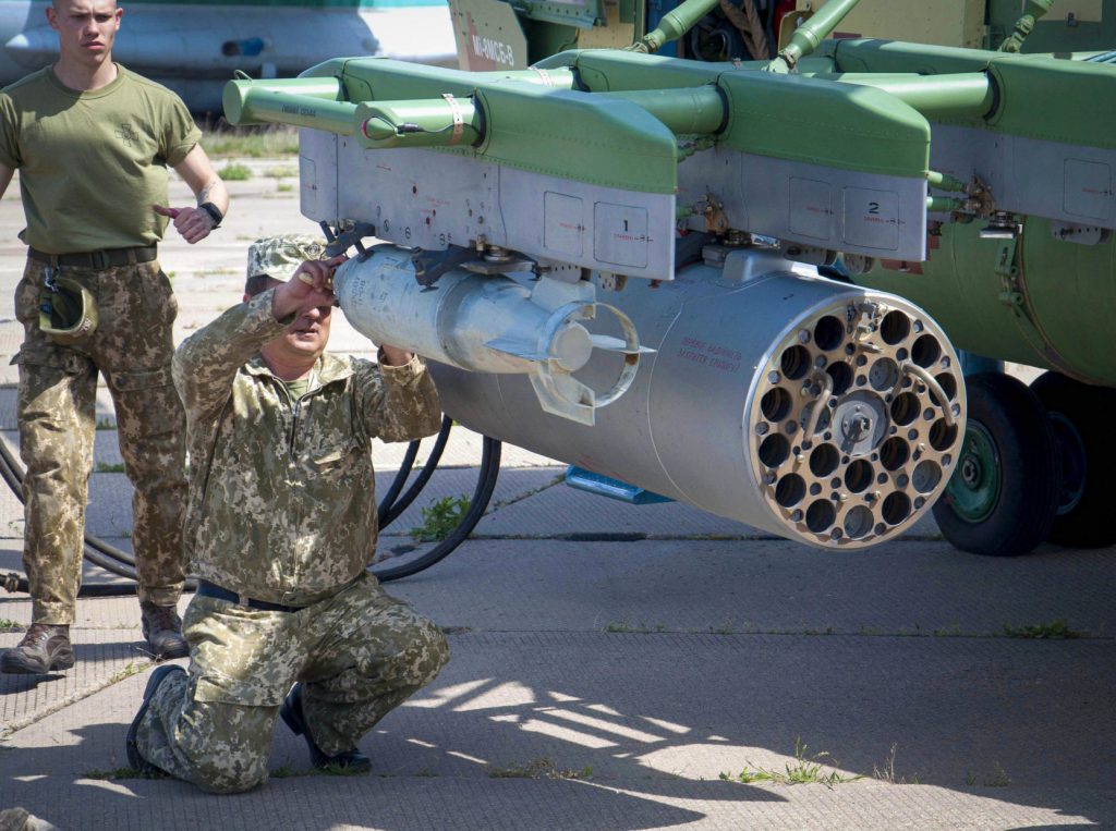 На Николаевщине летчики морской авиационной бригады провели учебно-тренировочные полеты с боевой стрельбой во время летной смены (ФОТО) 31