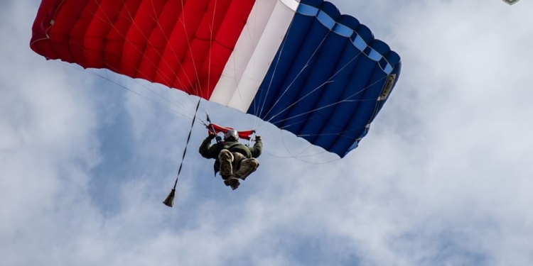 Очаковские «морские котики» и с парашютом – на «ты» (ФОТО)