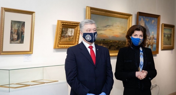 Порошенко потроллил ГБР: вместо допроса открыл выставку картин, из-за которых завели дело (ВИДЕО)