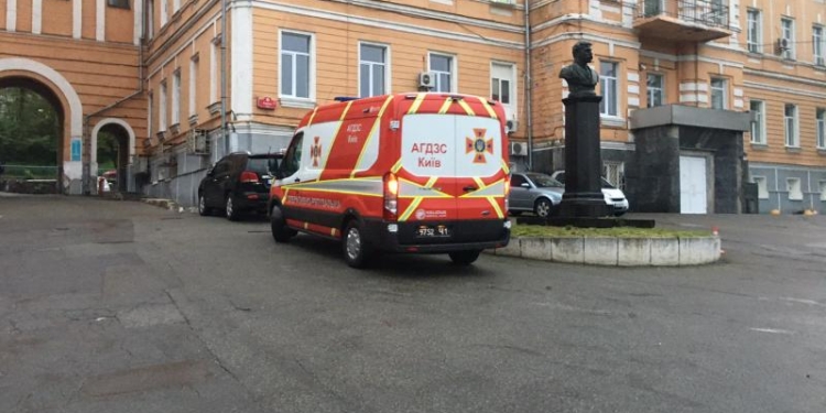 В Александровской больнице в Киеве, где лечат больных COVID-19, произошел пожар (ФОТО)