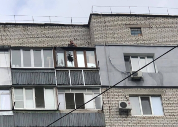 В Николаеве спасатели помогли мужчине выбраться с верхней балконной плиты квартиры на девятом этаже жилого дома (ФОТО)