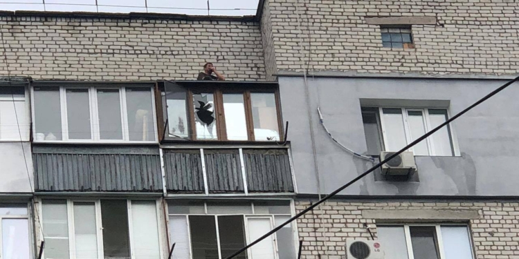 В Николаеве спасатели помогли мужчине выбраться с верхней балконной плиты квартиры на девятом этаже жилого дома (ФОТО)