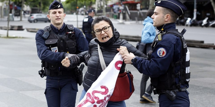 Первомай в условиях карантина: в ряде стран Европы прошли протесты (ФОТО)