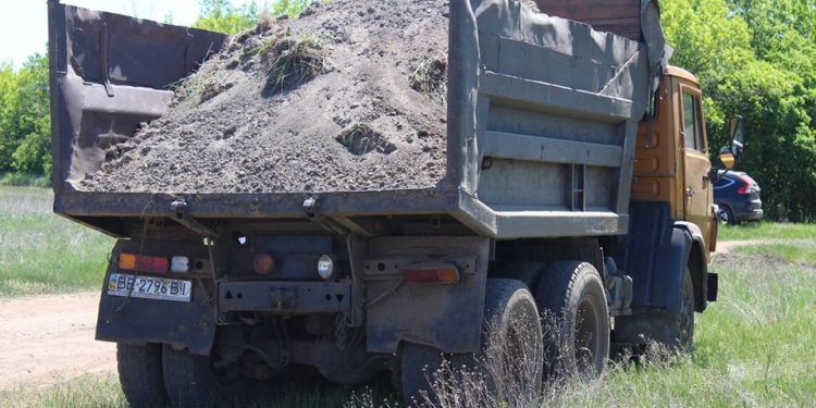 В Николаеве второй день из санитарной зоны Кульбакинского водохранилища КамАЗами вывозится грунт (ФОТО, ДОКУМЕНТ)