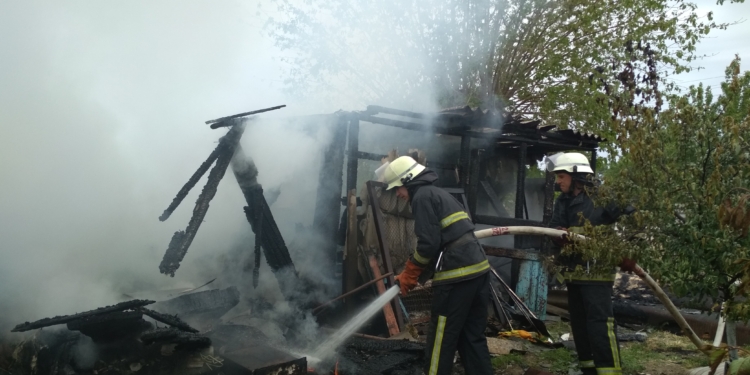 Жгли мусор и сожгли хозпостройку: спасатели Снигиревки потушили пожар (ФОТО)