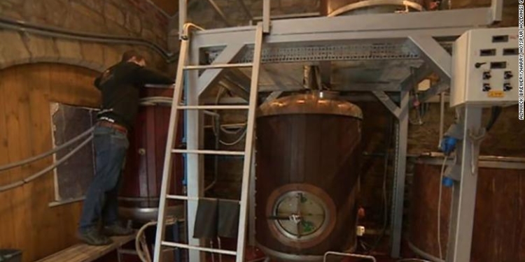 Чтобы не выливать. В Британии бесплатно раздавали пиво (ФОТО)