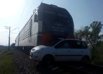 На Днепропетровщине поезд протаранил авто, есть жертвы (ВИДЕО)