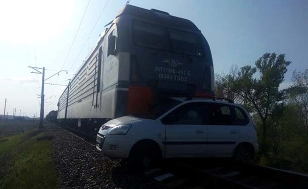 На Днепропетровщине поезд протаранил авто, есть жертвы (ВИДЕО)
