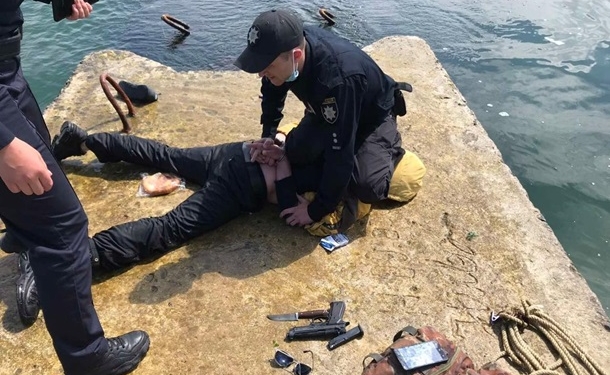 В Одессе мужчина с оружием пытался попасть на затонувший танкер