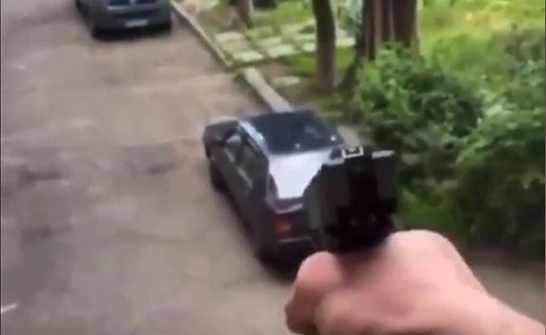 Ради прямой трансляции? В Днепре подросток стрелял из окна по людям (ВИДЕО)