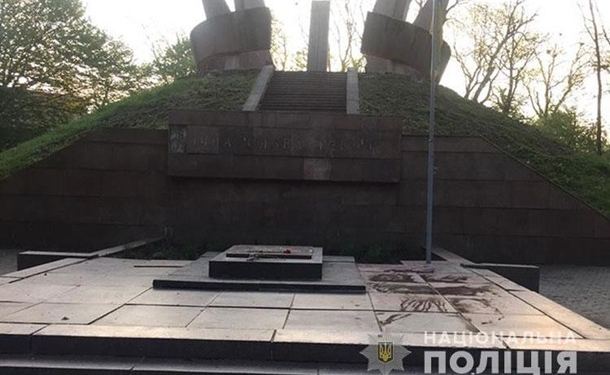 В Тернополе вандал разрисовал краской мемориал Второй мировой и храм