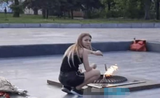 В Белой Церкви две девушки жарили сосиски на Вечном огне