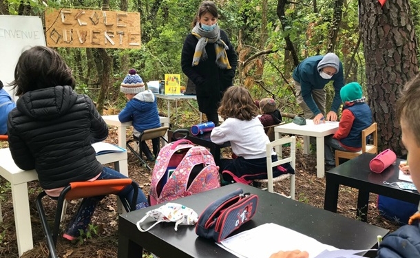 Во Франции организовали школу в лесу