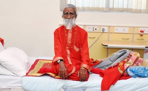 Чудеса. В Индии умер йог, которые не пил и не ел с 1940-го года (ФОТО)