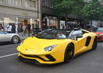 В США пятилетний мальчик поссорился с мамой: она не хотела покупать ему Lamborghini. Он с $3 в кармане поехал за новым автомобилем сам (ФОТО)