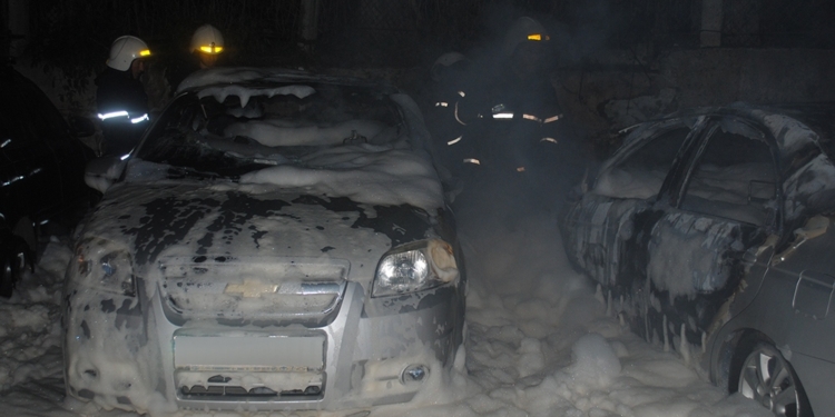 В Николаеве на Колодезной ночью горели три авто (ФОТО)