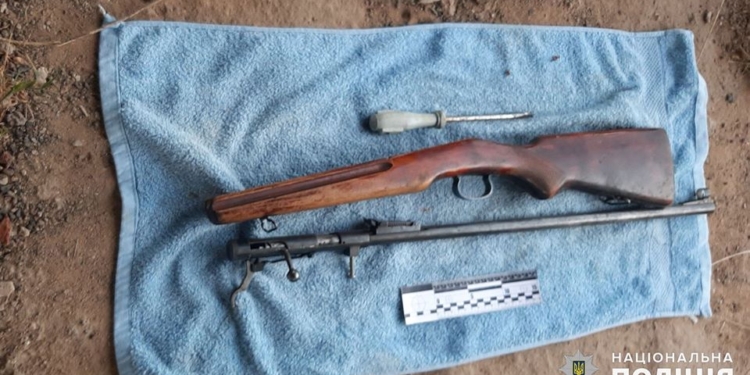 На Николаевщине полицейские раскрыли убийство: 22-летний застрел 61-летнего друга и закопал его тело в саду (ФОТО, ВИДЕО)