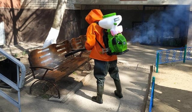 Спасатели Южноукраинска провели дезинфекцию улиц и подъездов многоэтажек (ФОТО)