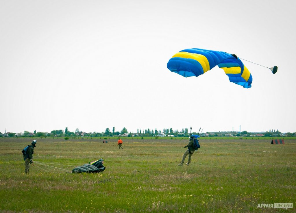 В Николаеве десантирование различной сложности отработали специалисты поисково-спасательных и парашютно-десантных служб (ФОТО) 5