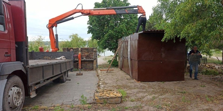 В Николаеве во второй раз демонтировали киоск, установленный в одном и том же месте на пляже Намыва (ФОТО)