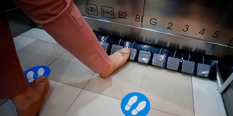 Для предупреждения COVID-19 торговый центр заменил в лифтах кнопки на педали (ФОТО)