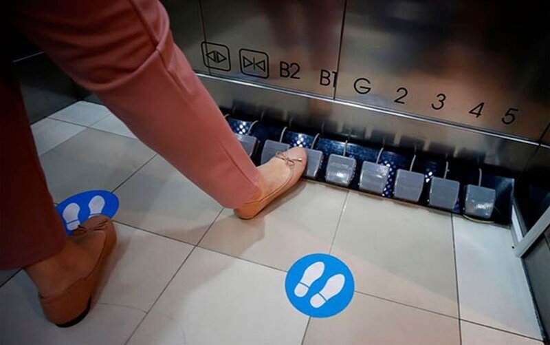 Для предупреждения COVID-19 торговый центр заменил в лифтах кнопки на педали (ФОТО) 5