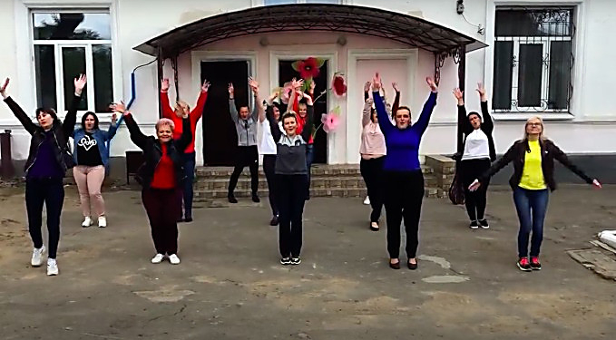 Учителя николаевской школы станцевали для учеников, которые остались без «последнего звонка» (ВИДЕО)