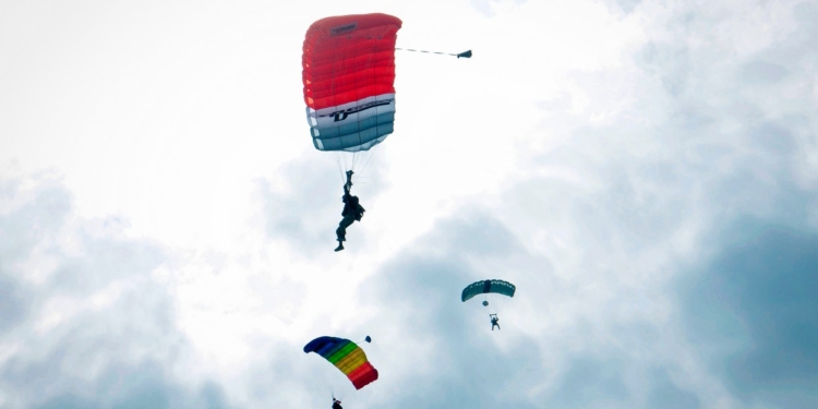 В Николаеве десантирование различной сложности отработали специалисты поисково-спасательных и парашютно-десантных служб (ФОТО)