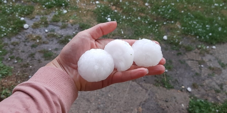 В Болгарии выпал град размером с куриное яйцо (ФОТО)