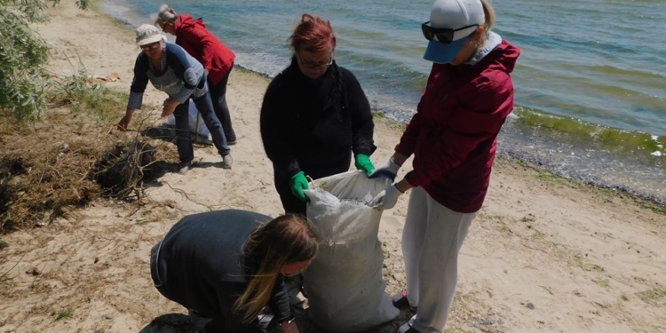 Жители Николаева и Очакова очистили от мусора берег Днепро-Бугского лимана (ФОТО)