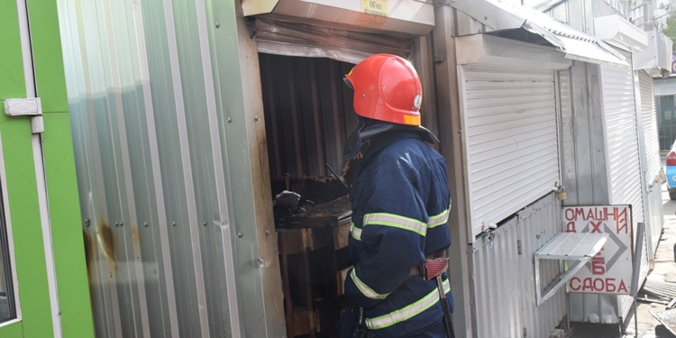 В Николаеве на Центральном рынке вечером горел киоск (ФОТО, ВИДЕО)