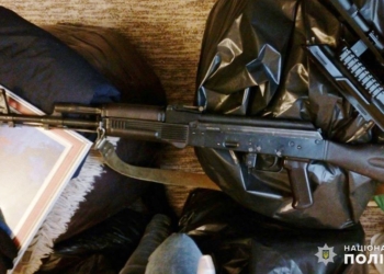 В Баштанском районе Николаевщины у одного мужчины нашли «Калаш» с оптическим прицелом, привезенный из зоны АТО, у другого – две незарегистрированных гладкостволки (ФОТО)