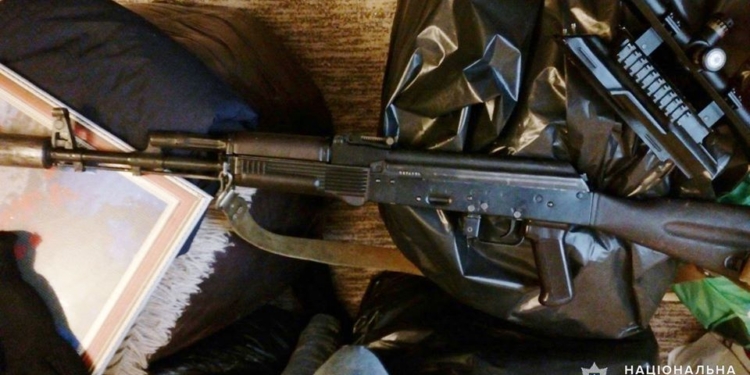 В Баштанском районе Николаевщины у одного мужчины нашли «Калаш» с оптическим прицелом, привезенный из зоны АТО, у другого – две незарегистрированных гладкостволки (ФОТО)