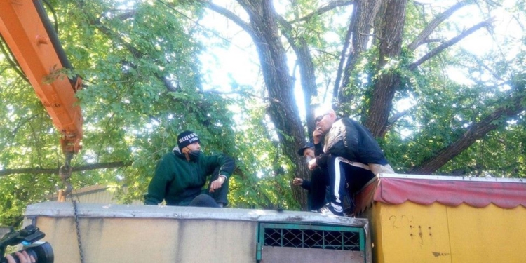 В Николаеве на площади Победы противники сноса киосков «оседлали» их крыши (ФОТО)