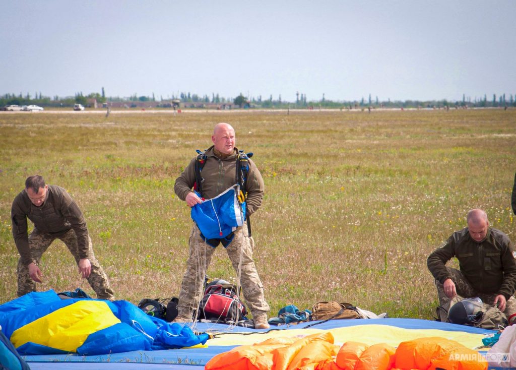 В Николаеве десантирование различной сложности отработали специалисты поисково-спасательных и парашютно-десантных служб (ФОТО) 9