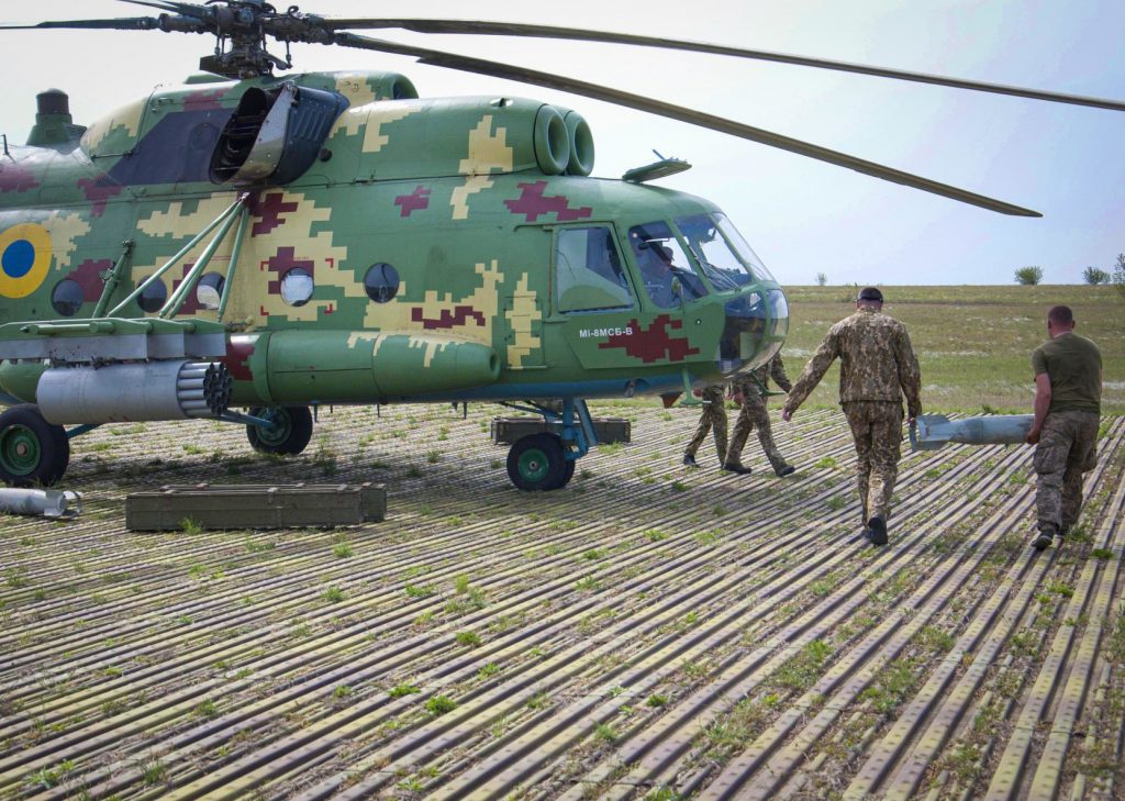На Николаевщине летчики морской авиационной бригады провели учебно-тренировочные полеты с боевой стрельбой во время летной смены (ФОТО) 9