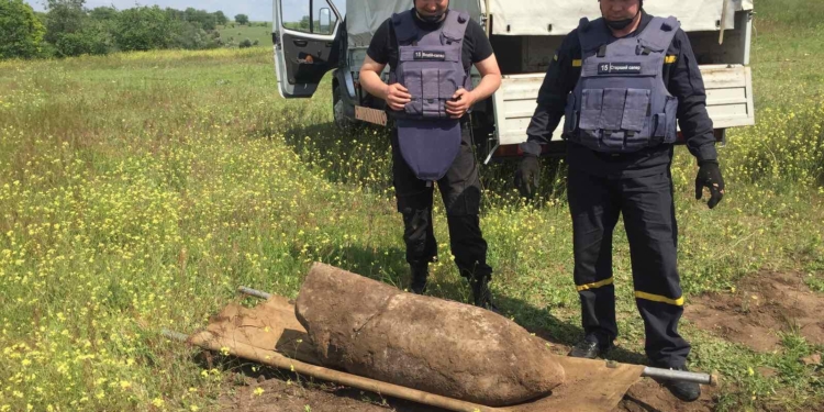 На Николаевщине мужчина, гуляя, нашел авиационную бомбу (ФОТО, ВИДЕО)