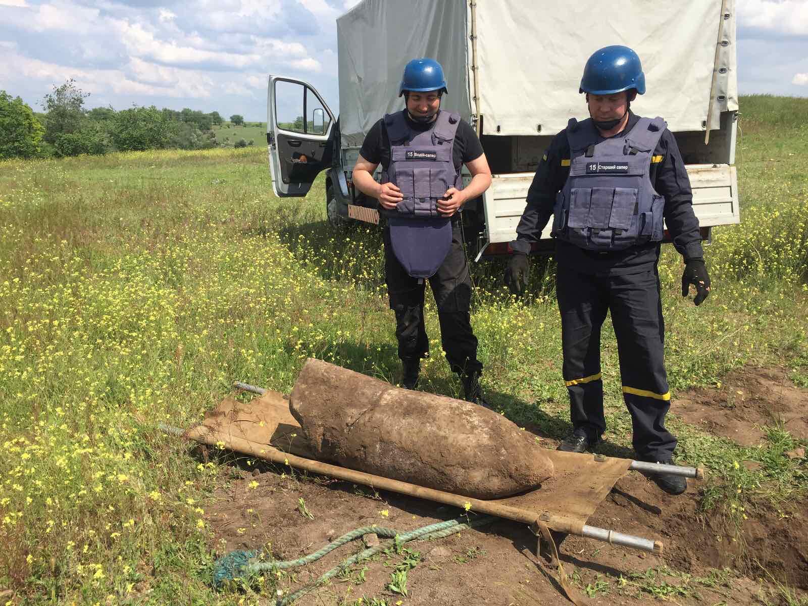 На Николаевщине мужчина, гуляя, нашел авиационную бомбу (ФОТО, ВИДЕО)