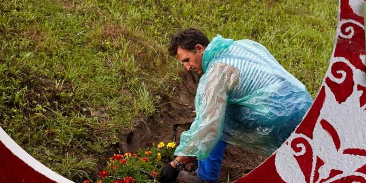 Сделать мир лучше может каждый. Волынский скульптор 20 лет засаживает обочины дорог цветами (ФОТО, ВИДЕО)