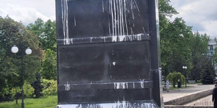 В Харькове облили краской постамент Героев Небесной Сотни