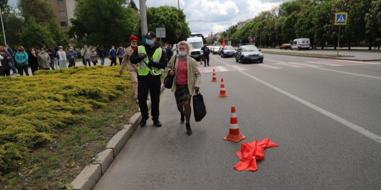 Из-за автопробега с красными флагами в Запорожье произошли стычки